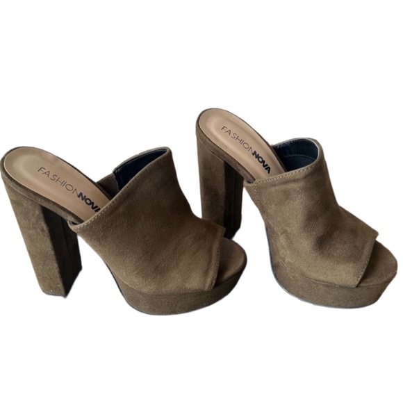 💙❤️ Olive green Fashion Nova platforms. - Picture 1 of 5